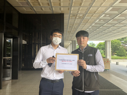 장기수 소상공인연합회 노동조합 위원장(왼쪽)이 21일 서울중앙지검에서 횡령, 배임, 보조금 관리법 위반, 근로기준법 및 노동조합법 위반 혐의로 배동욱 회장에 대한 고발장을 들고 있는 모습. <소상공인연합회 노동조합 제공>